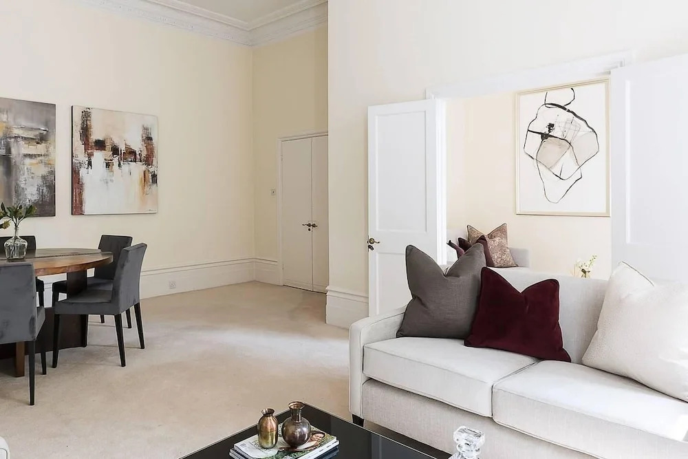 Huge, Regal 2BR Apartment Right next to Harrods!