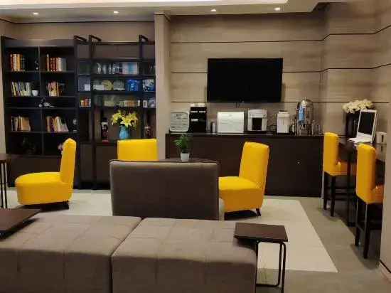 Homeinn Plus Hotel (Zhengzhou Erqi Wanda Plaza Second People's Hospital Subway Station)