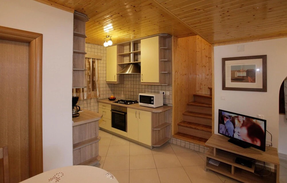 Amazing Home in Breze with Hot Tub & 4 Bedrooms