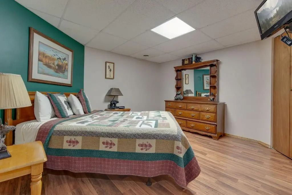 Smoky Mountain Dreams, 3 Bedrooms, Pool Access, Hot Tub, WiFi, Sleeps 7