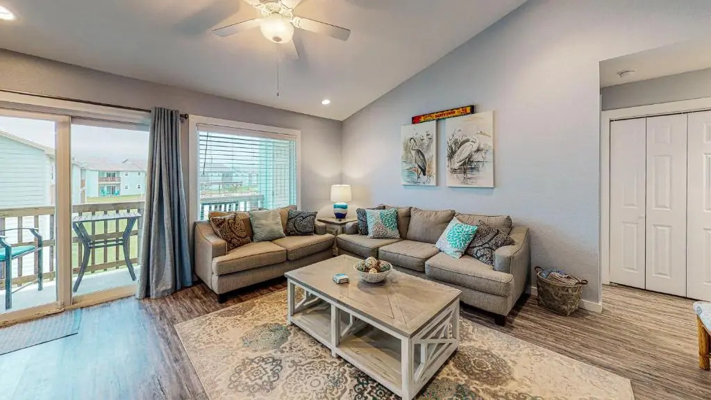 AH-H230 Newly Remodeled Second Floor Condo, Overlooking PoolHot Tub