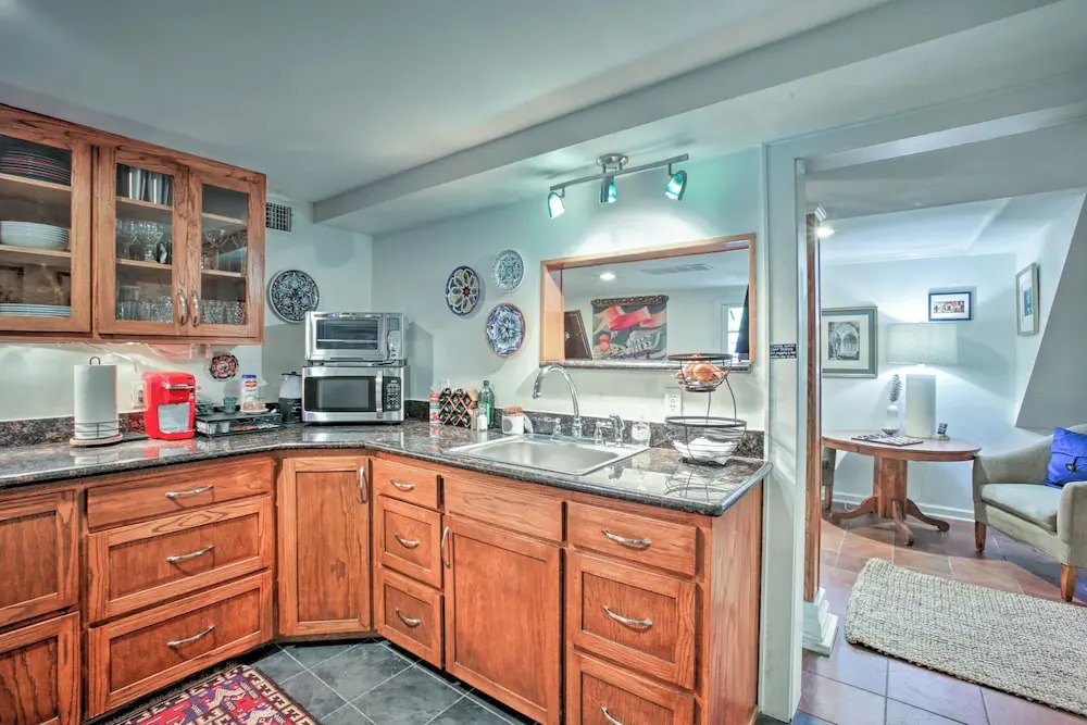 4 Mi to French Quarter: Nola Apt w/ Garden Patio