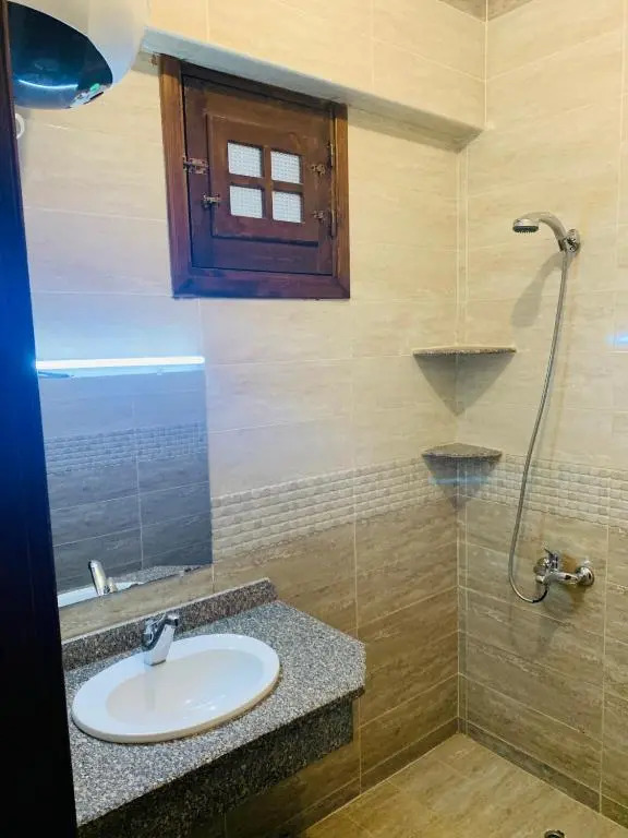 Relaxing 2-bdrm with strong Wi-Fi and private garden