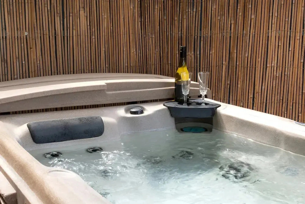 Cottage With hot tub in Garden, No Deposit