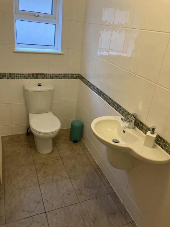 Large Detached House With off Street Parking Close to Heathrow