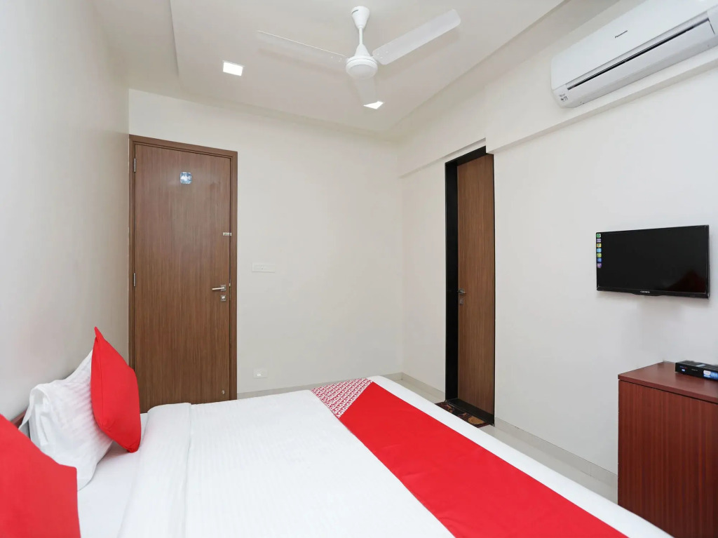 OYO 11742 Hotel Aakiyo Rooms