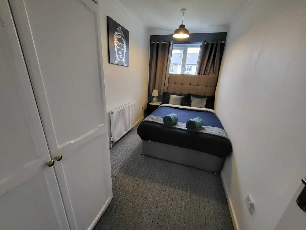 Cozy 3-Bed Family Home with Free Parking