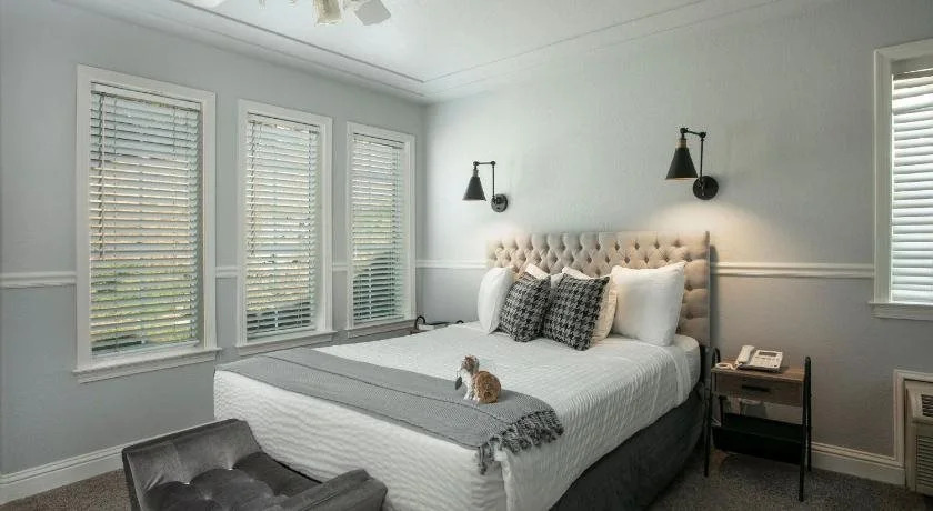 Hounds Tooth Inn
