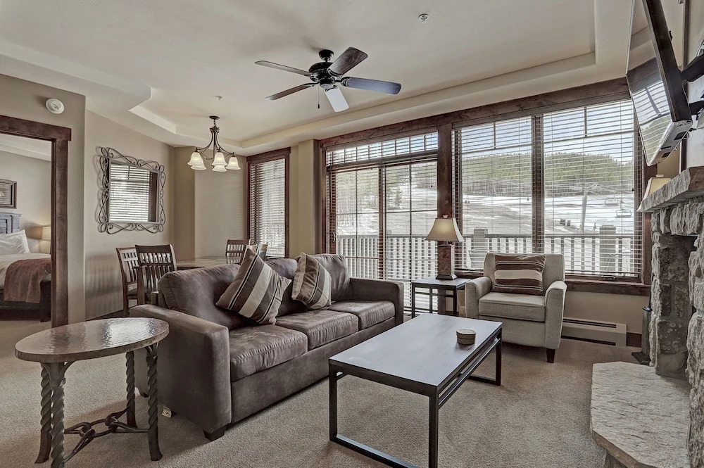 Luxury & Modern 2 Bdrm/2 Bath On Peak 7 2 Bedroom Condo by RedAwning