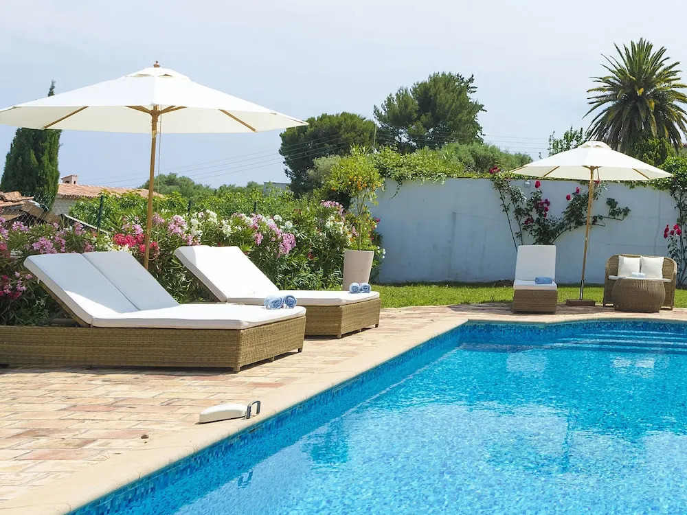 Gorgeous Villa in Montcaret With Private Swimming Pool