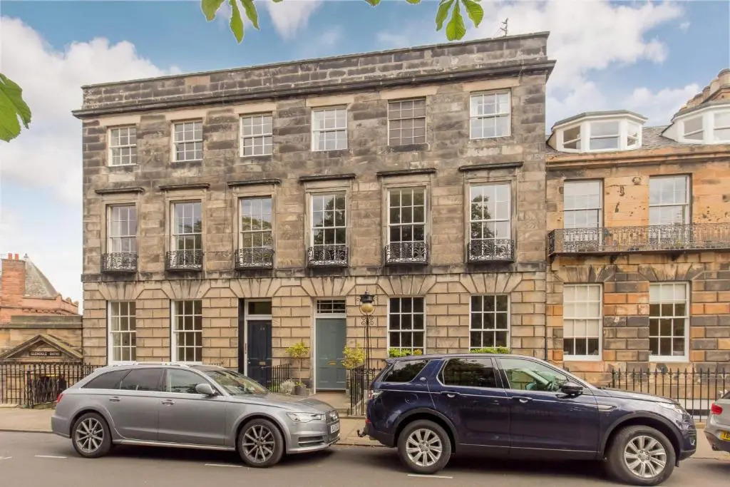 325 - Delightful 2 bedroom apartment situated in typical 18th century square