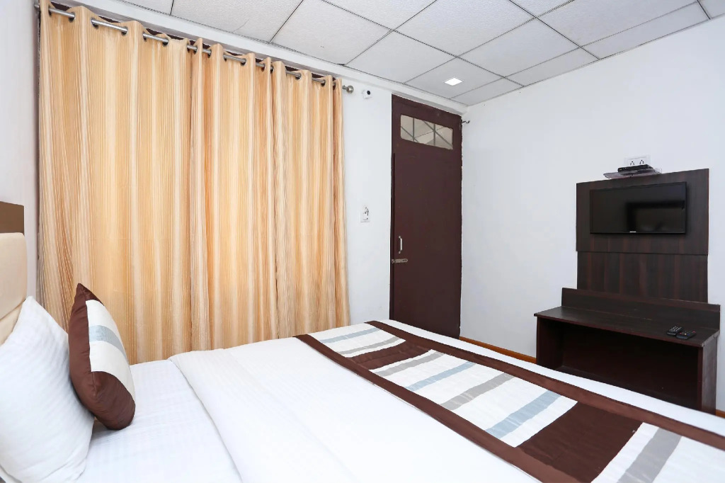 OYO 8989 Hotel Raj