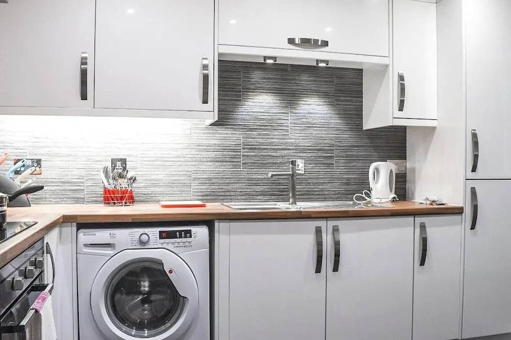 Modern and Bright 1 Bedroom Apartment