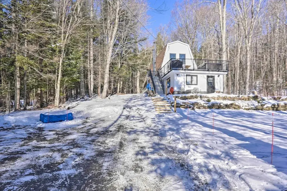 Wilmington Chalet w/ Hot Tub < 8 Mi to Mount Snow!