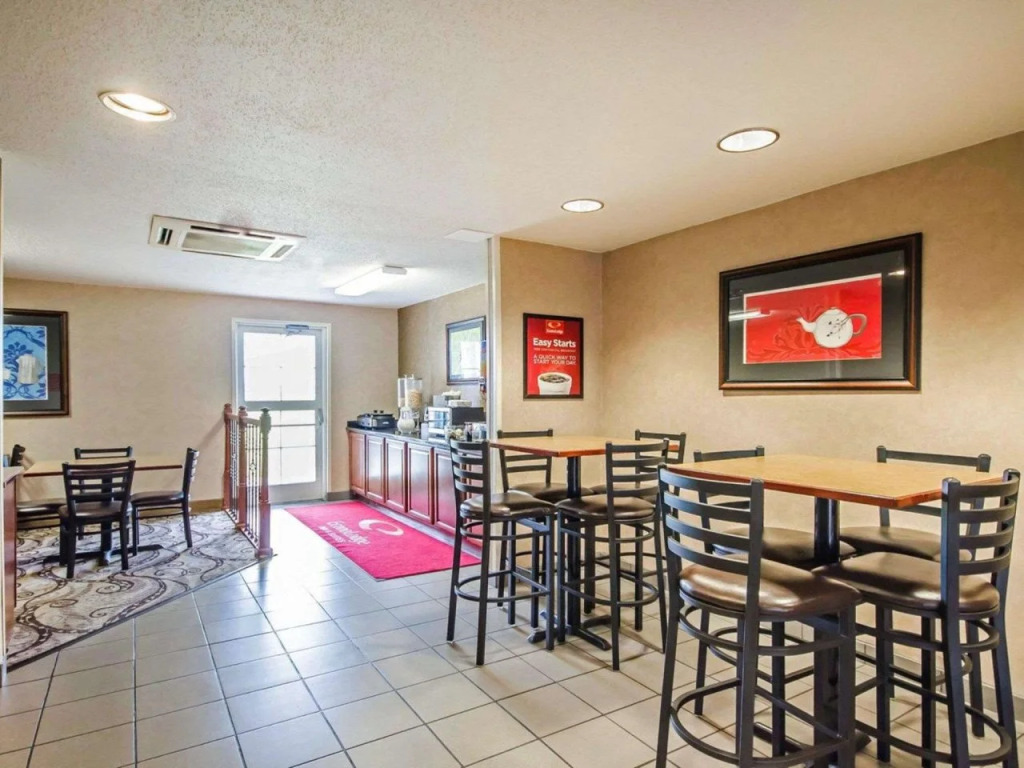 Econo Lodge Inn & Suites Evansville East