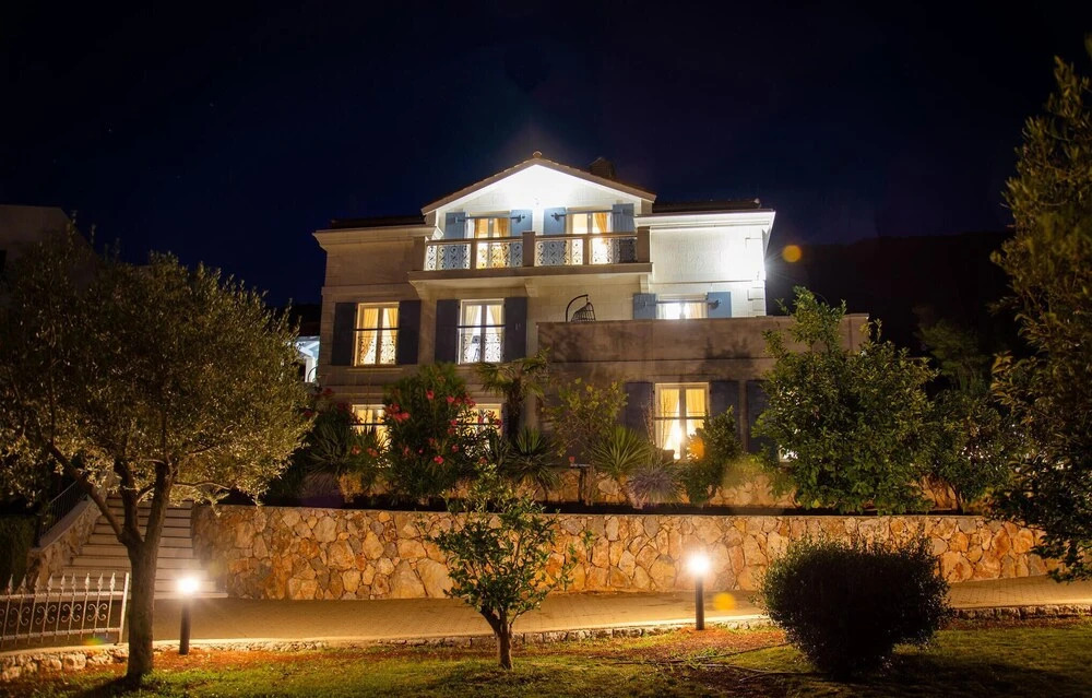 Amazing Home in Cres With Wifi, Heated Swimming Pool and 6 Bedrooms