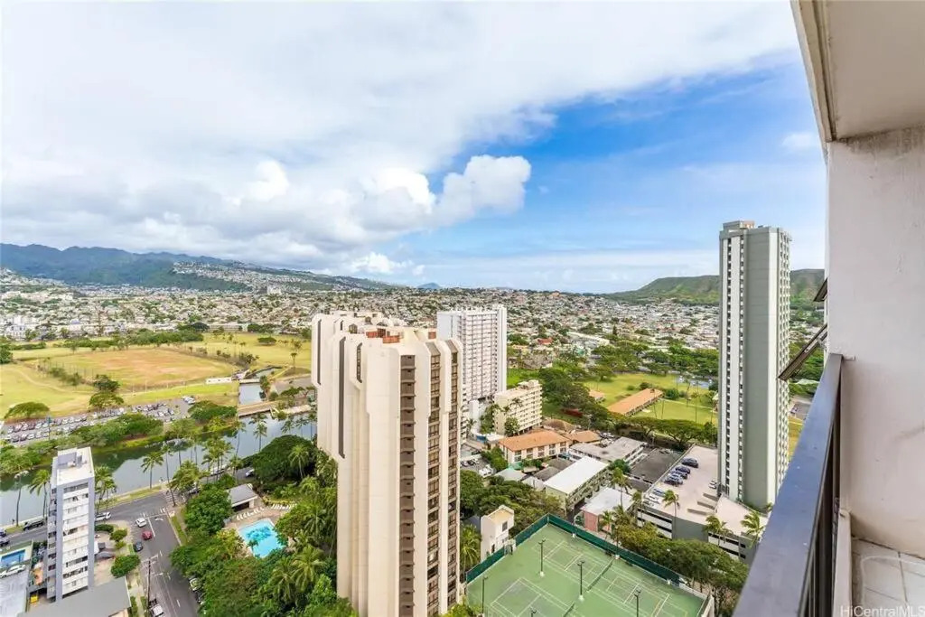 Fully Equipped 23rd Floor Condo at the Waikiki Banyan