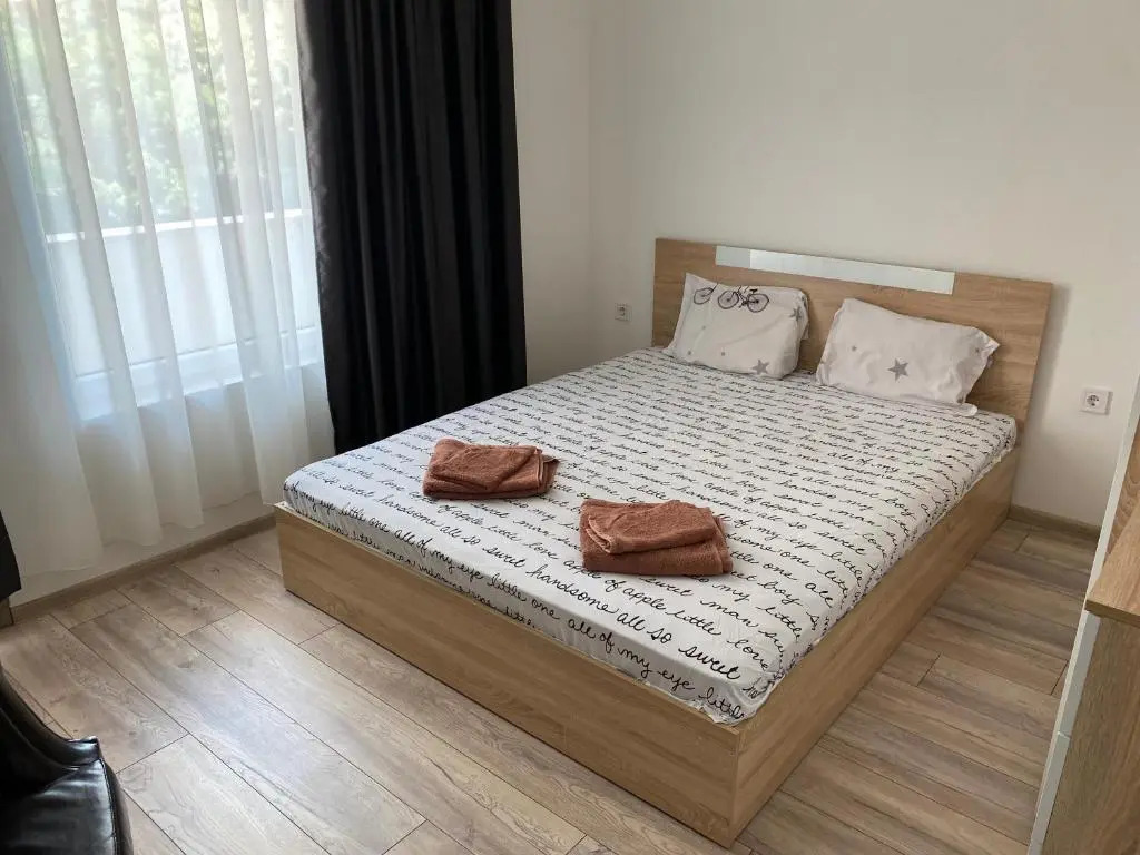 Modern 1BR Apart with Cinema Couch 65 inch TV & Free Street parking