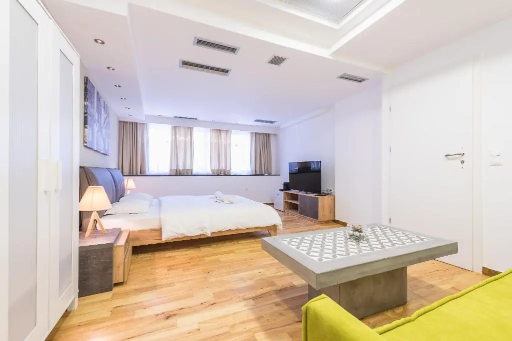 Central 3 bdrm apt for 12, Fresh Renovated!
