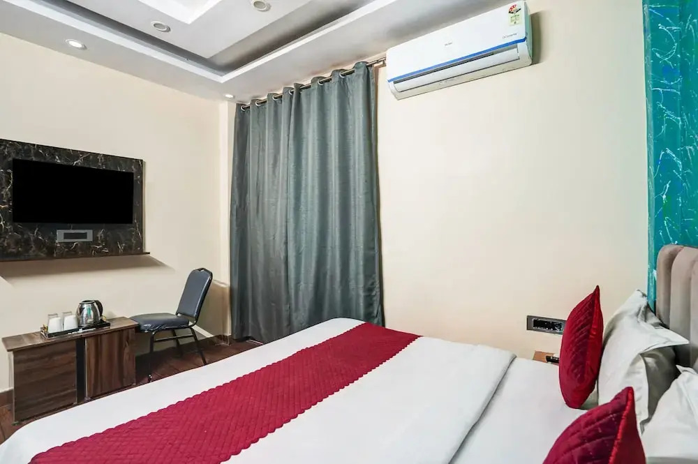 Hotel Twamev Couple Friendly Laxmi Nagar