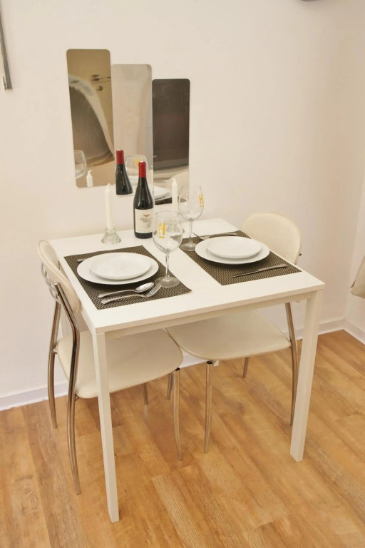Holiday studio apartment near the Bahá ' í gardens
