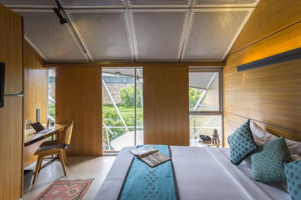 Mana Hotels