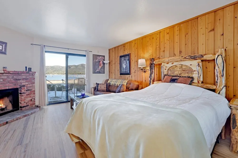 2174-forest Shores Lakefront Condo 3 Bedroom Home by RedAwning