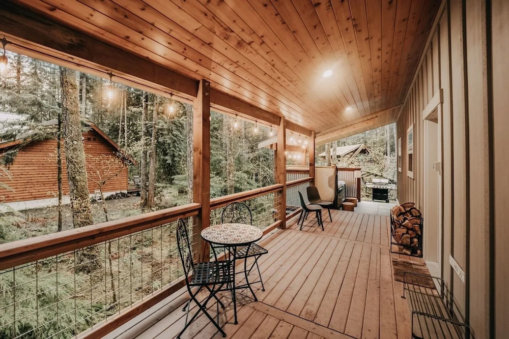 52gs - Hot Tub - Wifi - Pets Ok - Wood Stove - Sleeps 6 2 Bedroom Home by RedAwning