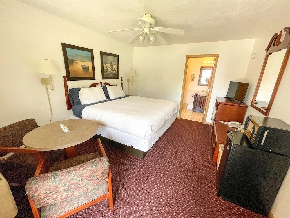 Lake Bluff Inn and Suites