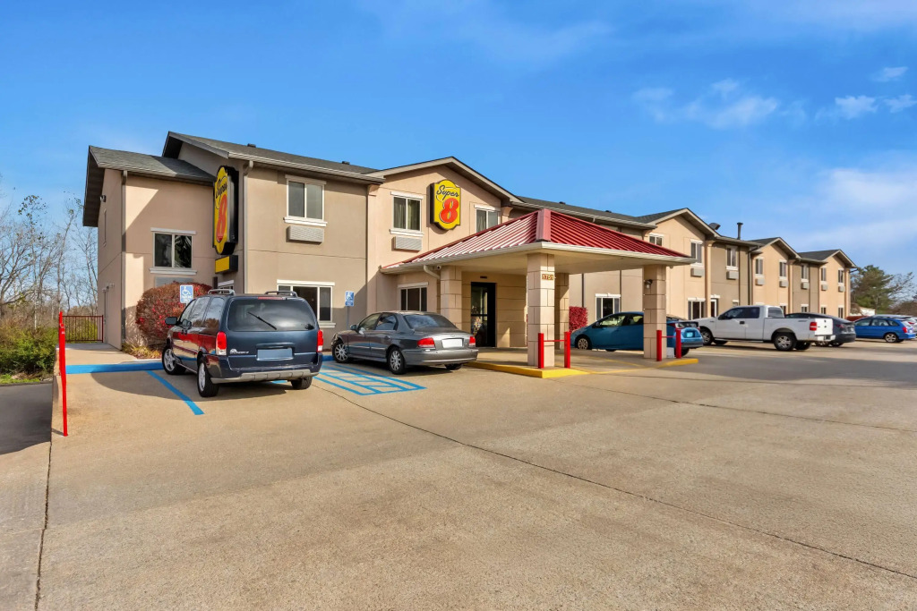 Super 8 by Wyndham Bloomington University Area