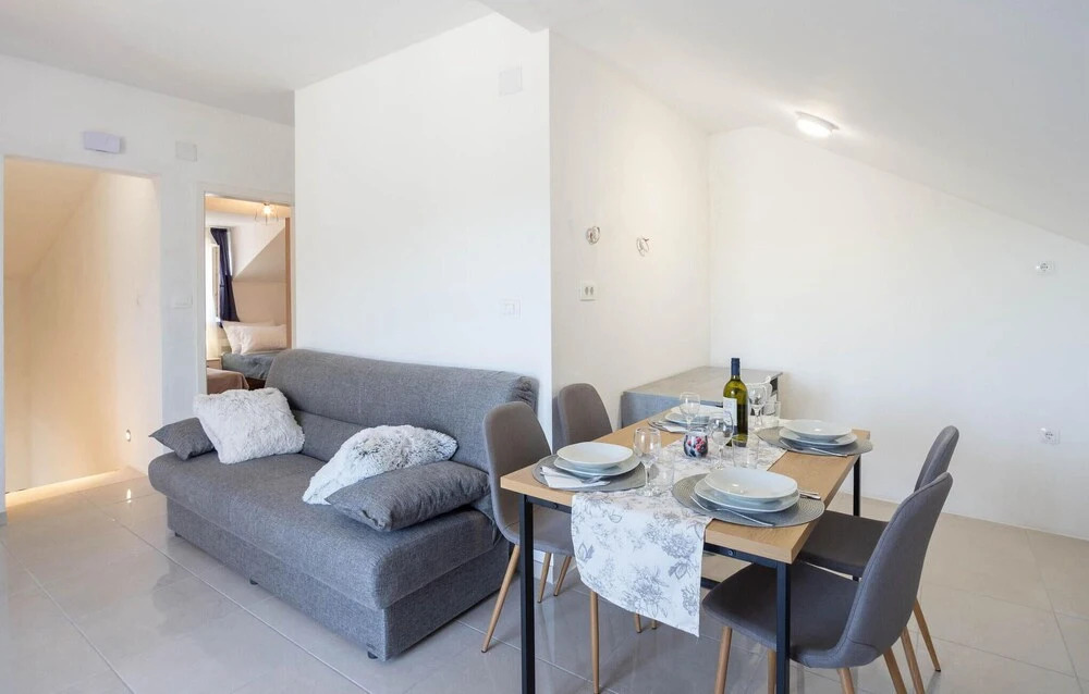 3 Bedroom Cozy Home In Povlja