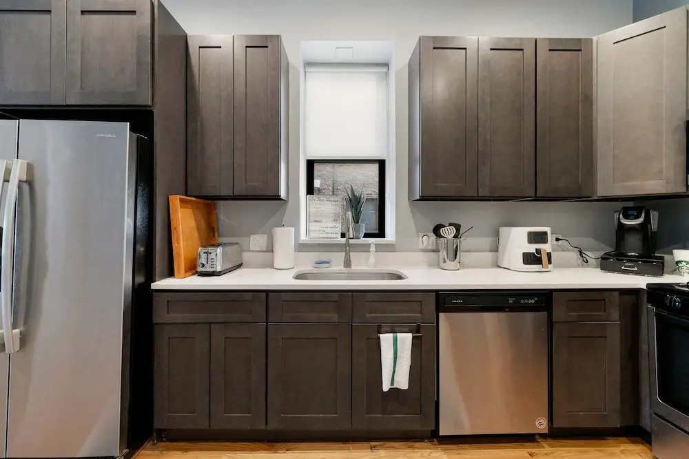 Cozy 2 Bed Home by West Loop With Parking Laundry