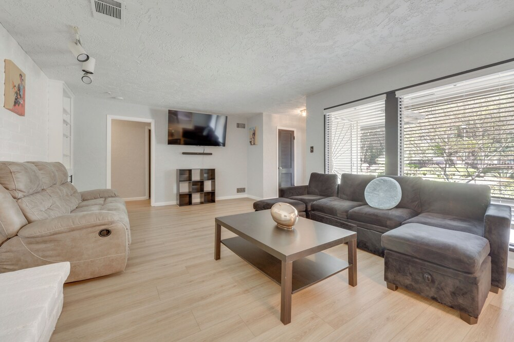 Spacious Home - 6 Mi to Downtown Fresno!