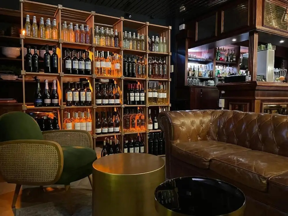 ŌSTĀN Hôtel Restaurant