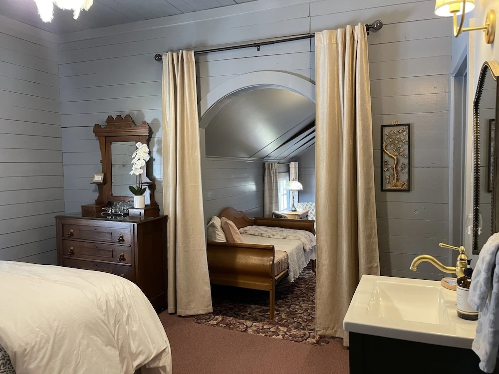 Carriage House Bed & Breakfast