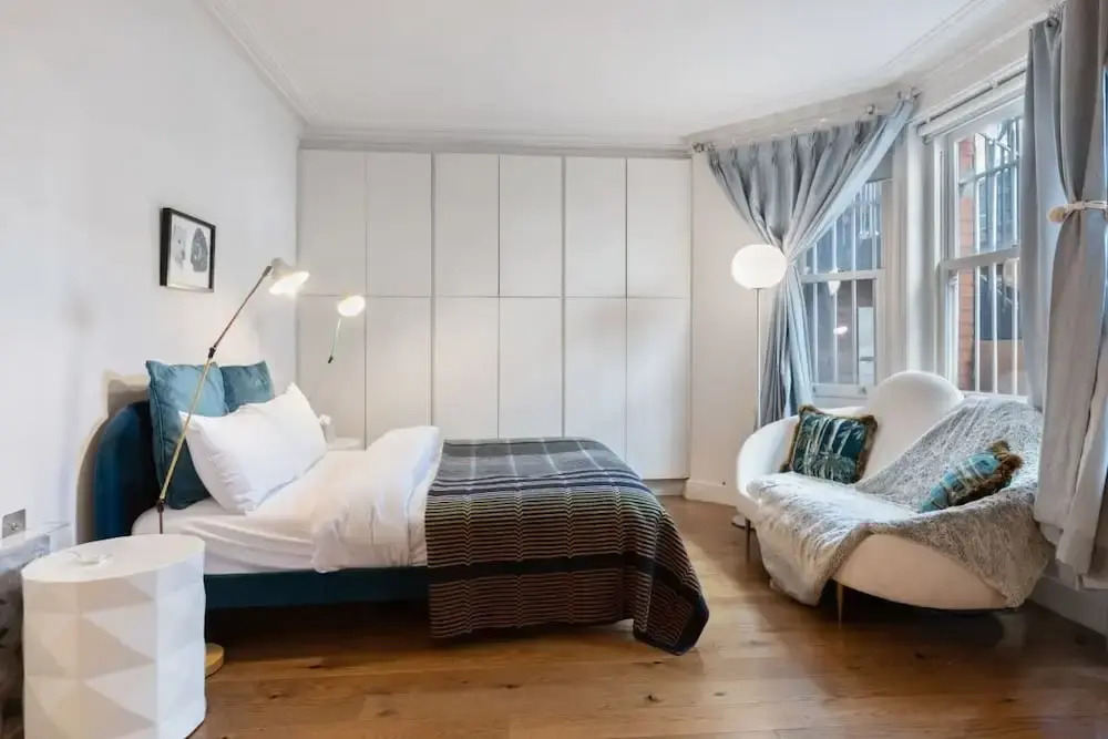 Spacious Designer 2 Bedroom Maisonette With Garden in Chelsea, London