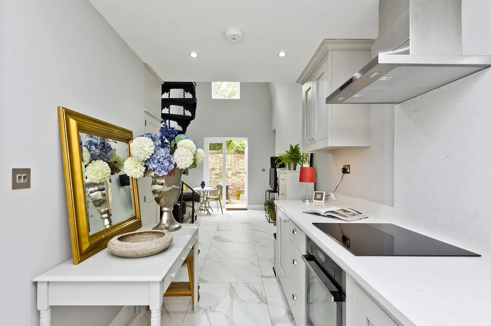 Charming Home With Patio Close to Wimbledon Park by Underthedoormat