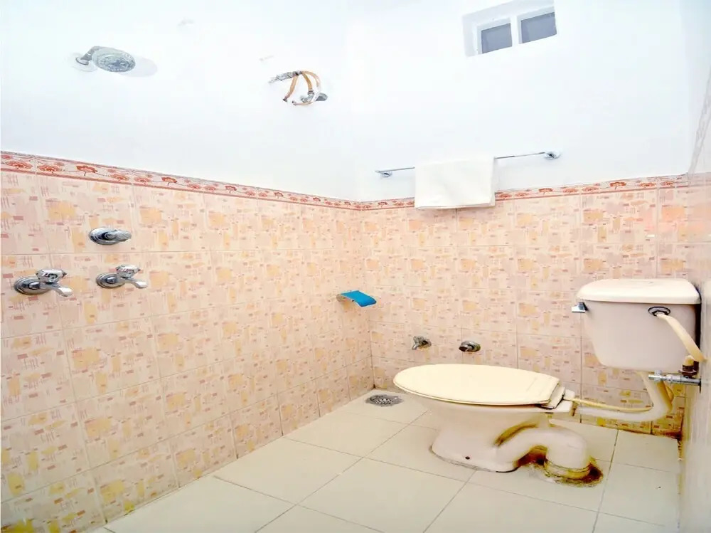 White House Continental by OYO Rooms