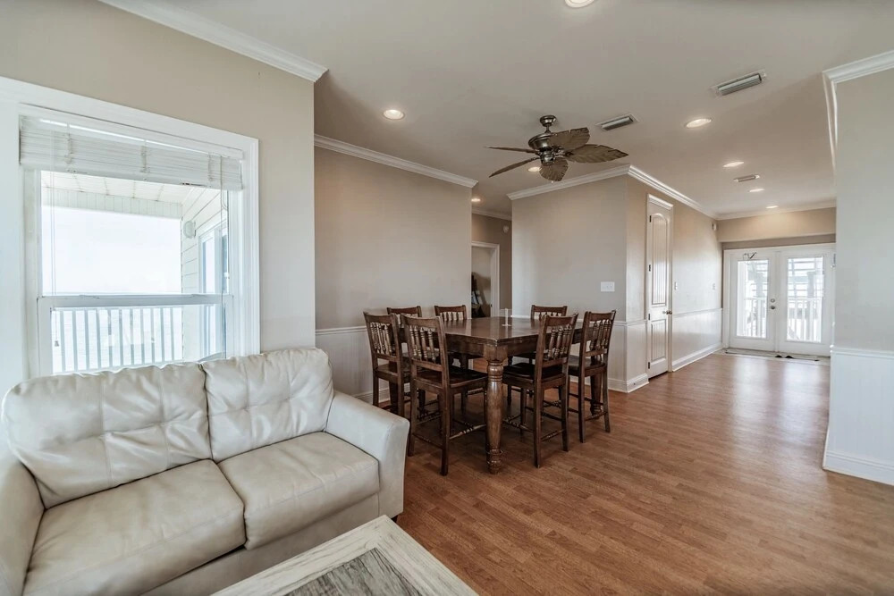 Shamrock Shores Bottom Floor - Large gulf front deck and a private sea wall for fishing! Rent as a 4 or 6 bedroom! 4 Home by RedAwning
