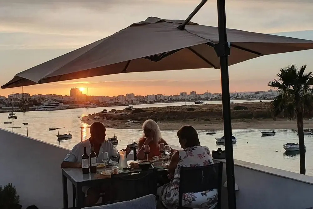 Waterfront, big Terrace, hot tub & 200 m to Beach
