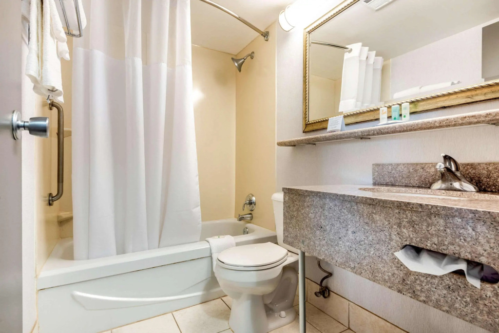 Quality Inn & Suites 5585 Ambler Drive Mississauga Ontario