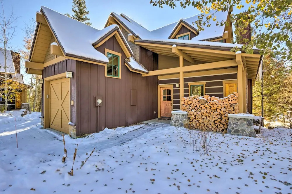 Ski-In/Ski-Out Donnelly Townhome w/ Hot Tub