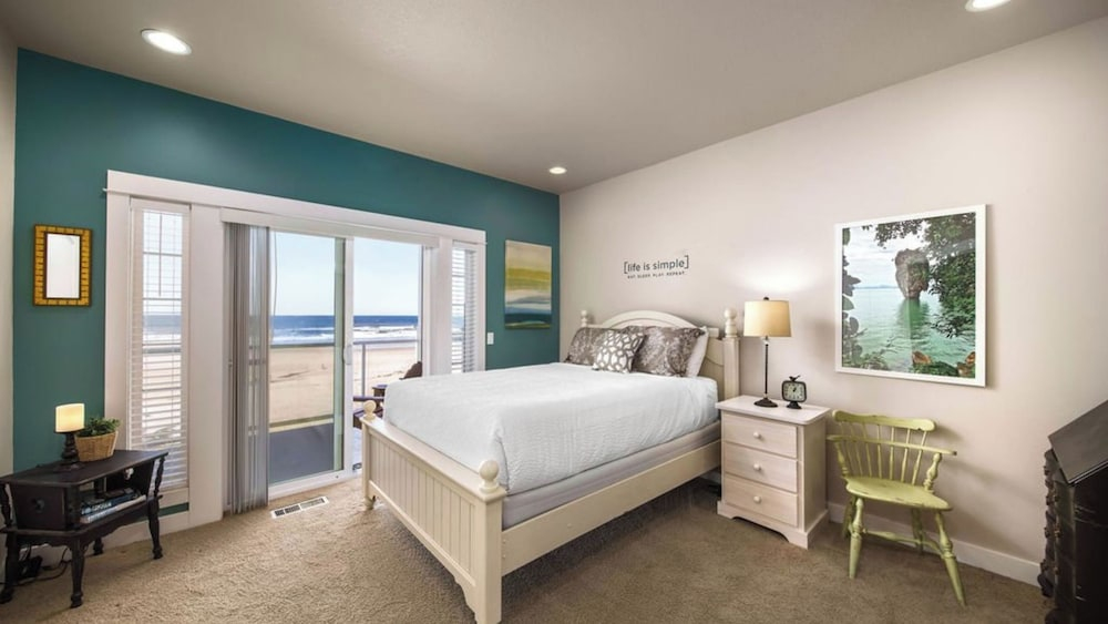 Moonlight by Avantstay Modern Home w/ Views & Direct Access to Rockaway Beach