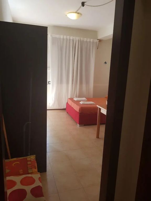 Monovano Furnished With a Small Garden