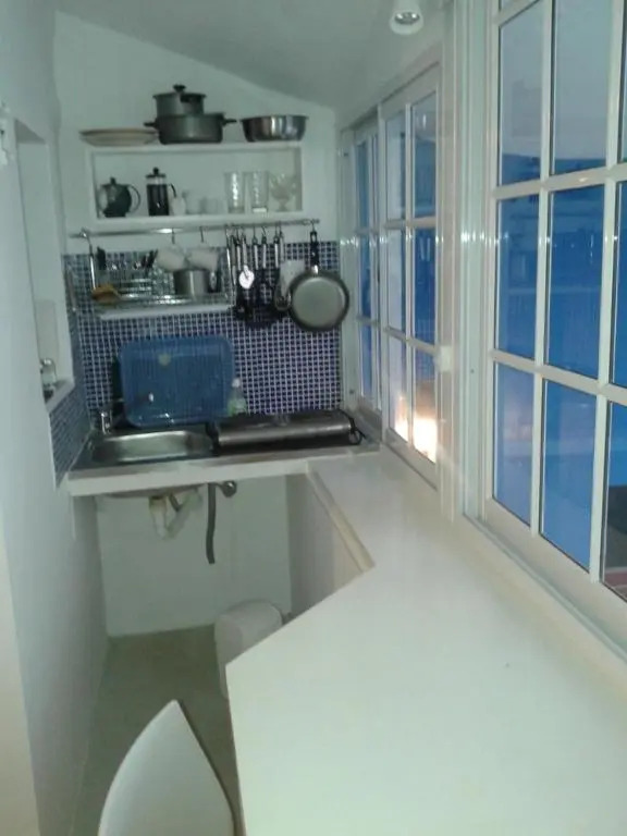 Monoambiente con baño privado y cocineta dentro de casa