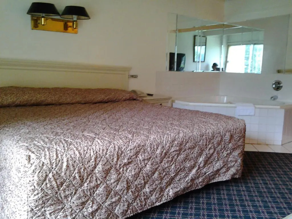 Budgetel Inn & Suites Hotel