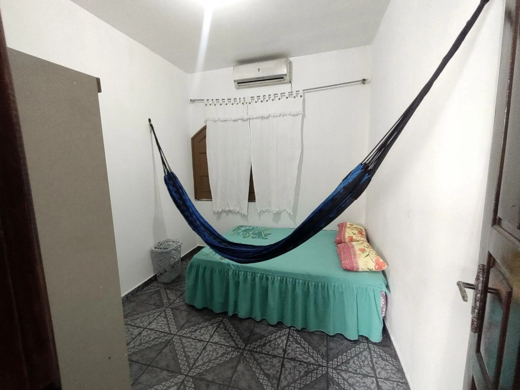 Casa grande em área central, bem iluminada e vent.