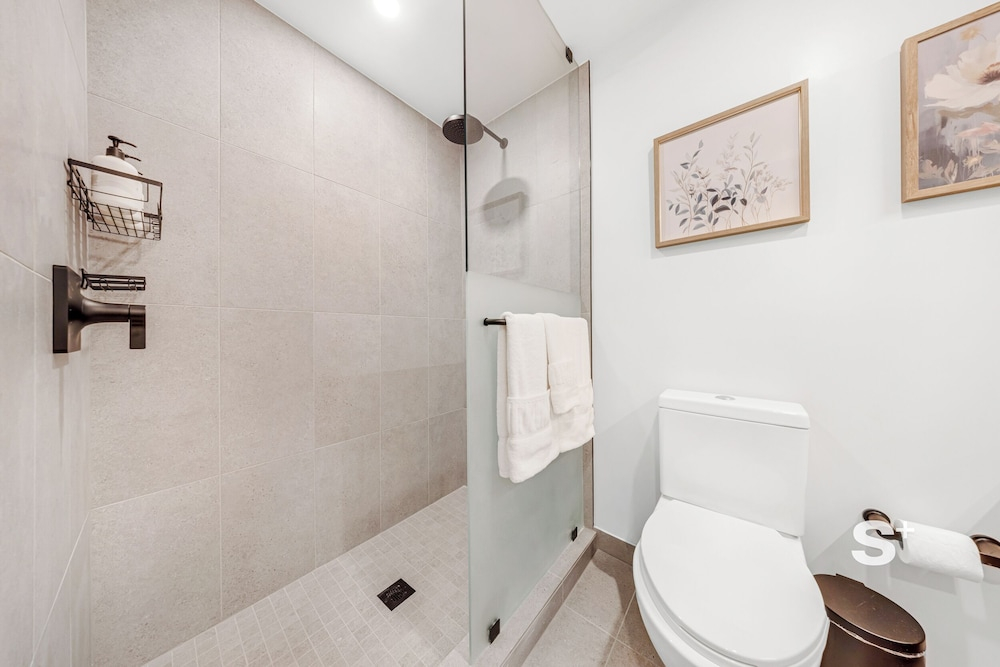 Sleek 1-BR & Den in Central Downtown