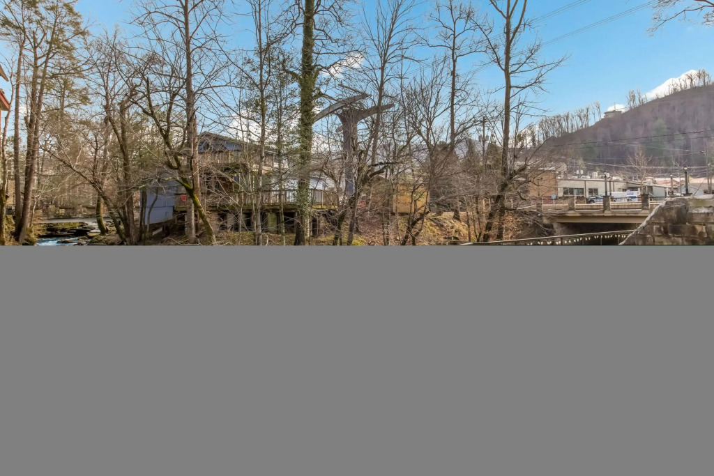 Econo Lodge Inn & Suites on the River