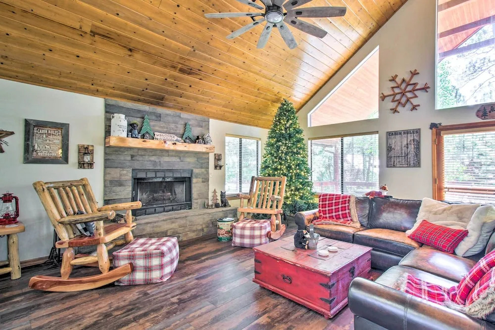 Pinetop Retreat w/ Fire Pit & Game Room!